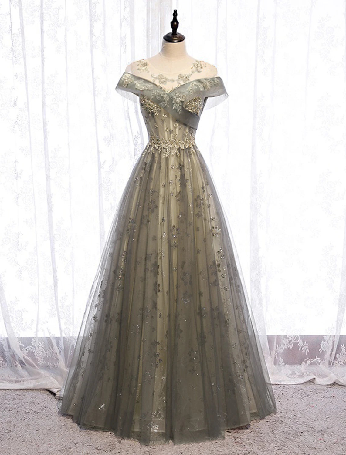 Vestido de noche elegante de corte A para invitados de boda, de compromiso, largo hasta el suelo, manga corta, cuello ilusión, tul con pliegues